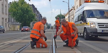 Alarm! Tak wyglądają tory tramwajowe na Piotrkowskiej w Łodzi. ZDiT uspokaja: - Nic to...