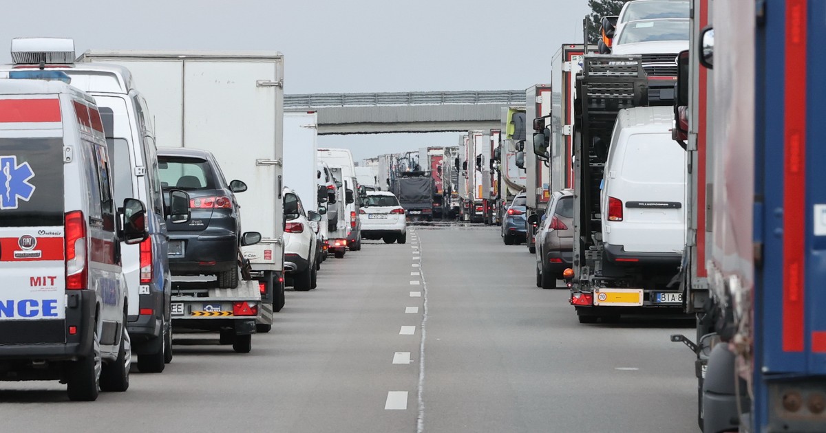 Hatalmas a forgalom az autópályákon – Az M1-es, az M3-as és M5-ös is beállt. Mutatjuk, merre mehet!