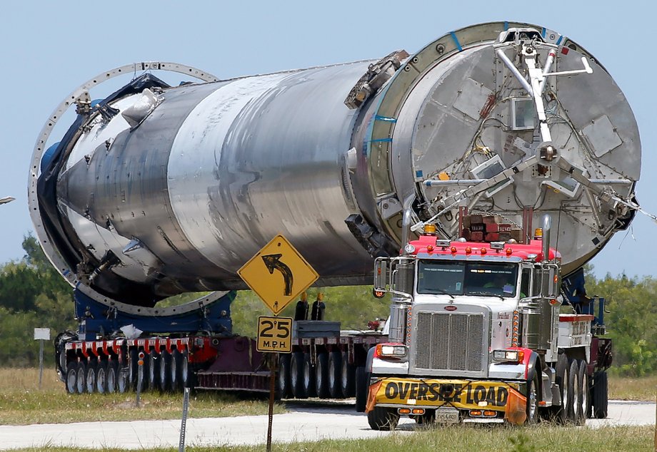 Odzyskany pierwszy człon wystrzelonej wcześniej rakiety Falcon 9 od SpaceX