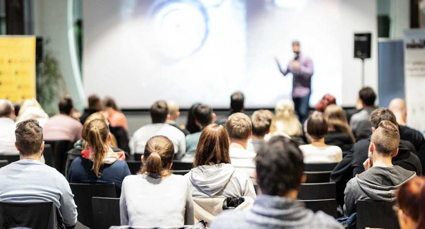 Na podstawie przepisów specustawy ukraińskiej także pracownik naukowy w instytucie na analogicznych zasadach może zostać zatrudniony w instytucie bez przeprowadzenia konkursu.