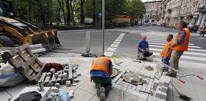 Robotnicy nie spieszą się na budowie ul. 3 Maja