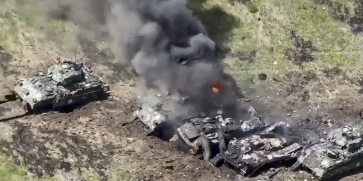 Kolumna ukraińskich pojazdów zniszczona na froncie przez Rosjan.