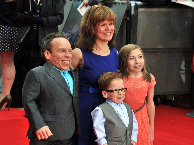 Warwick Davis z rodziną