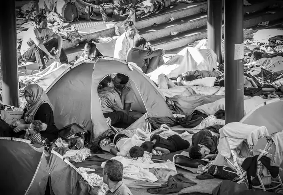 Poruszający moment uchwycony w kadrze. To 1 zdjęcie z obozu uchodźców naprawdę wyraża więcej niż 1000 słów