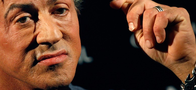 Sylvester Stallone strzela w głowę