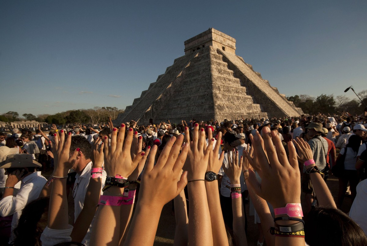 Setki ludzi wzięły udział w obchodach równonocy wiosennej w strefie archeologicznej Chichen Itza na Jukatanie w Meksyku. Wierzą, że tego dnia duchy przodków i siły kosmiczne są powoływane w celu oczyszczenia ciała i duszy. EPA/PAP
