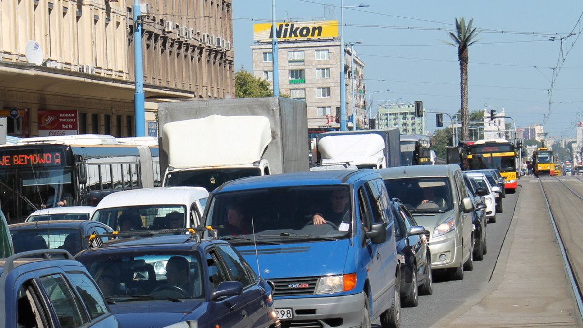 Warszawa ponownie znalazła się w czołówce najbardziej zakorkowanych miast Europy. Stołeczni kierowcy, stojąc w ulicznych zatorach, tracą aż 12 dni roboczych w ciągu roku – wynika z najnowszego raportu firmy TomTom. Eksperci wyliczyli, że najgorzej jest we wtorki rano i w piątkowe wieczory.