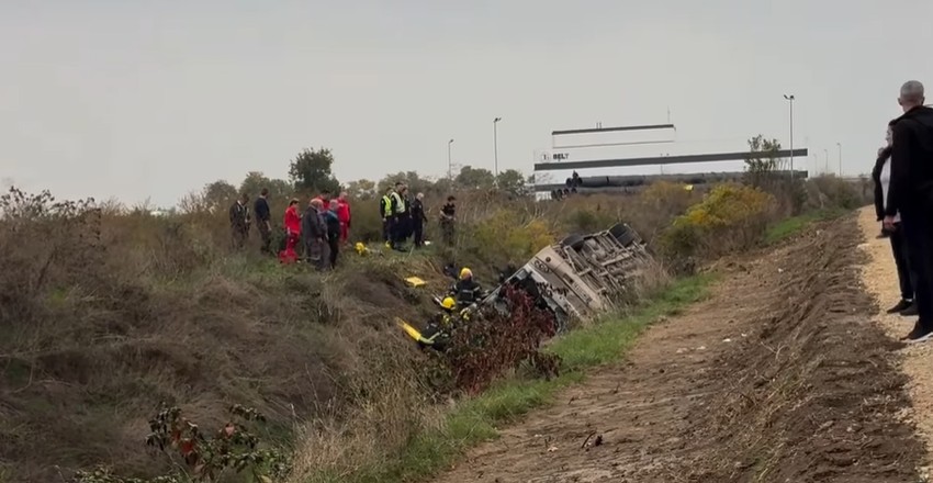 Teška saobraćajna nesreća kod Sremske Mitrovice: Autobus pun putnika sleteo u jarak