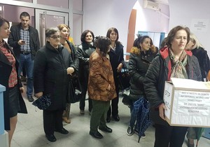 Predsedniku opstine poklonile kutiju punu smeca