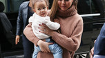 Chrissy Teigen w oryginalnej stylizacji na ulicy w Londynie