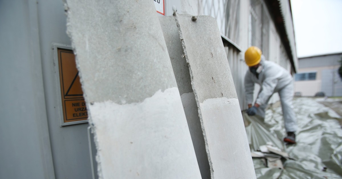 Tempo usuwania azbestu wzrosło! Program trwa