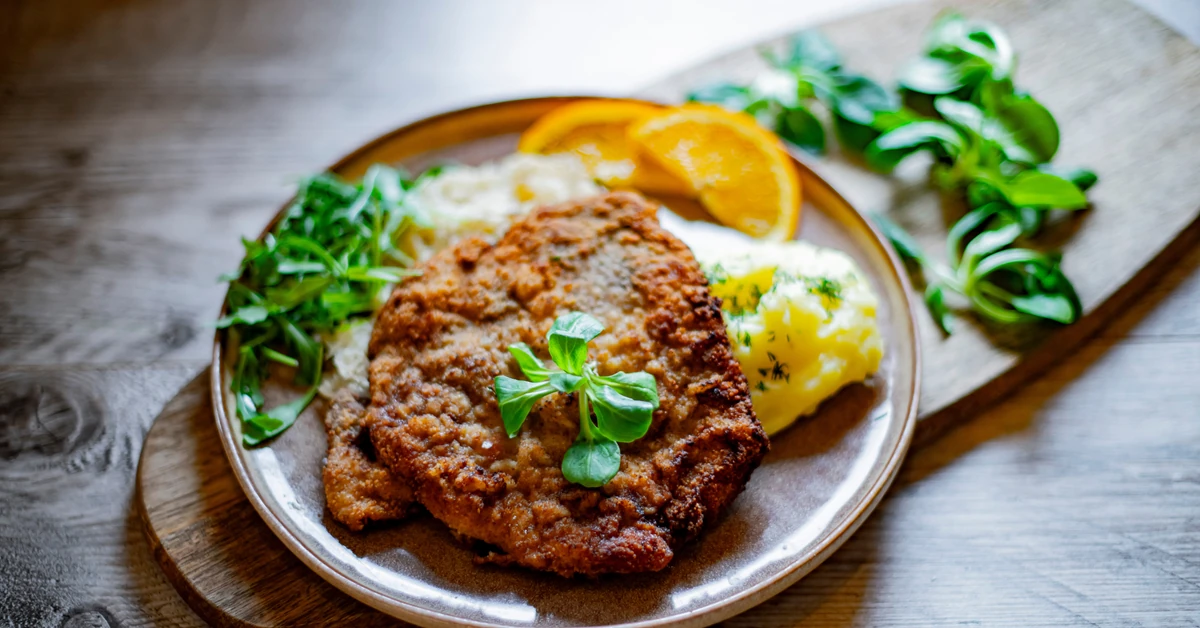 Idealne schabowe z mizerią i pieczonymi ziemniakami
