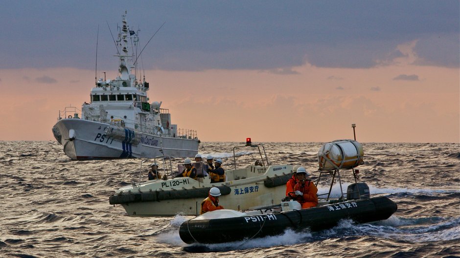 Pokaz siły Japońskiej Straży Granicznej w pobliżu Wysp Senkaku po tym, jak w 2012 r. Japończycy użyli działek wodnych, by przegonić stamtąd tajwańskich rybaków (Autor zdj. Al Jazeera English)