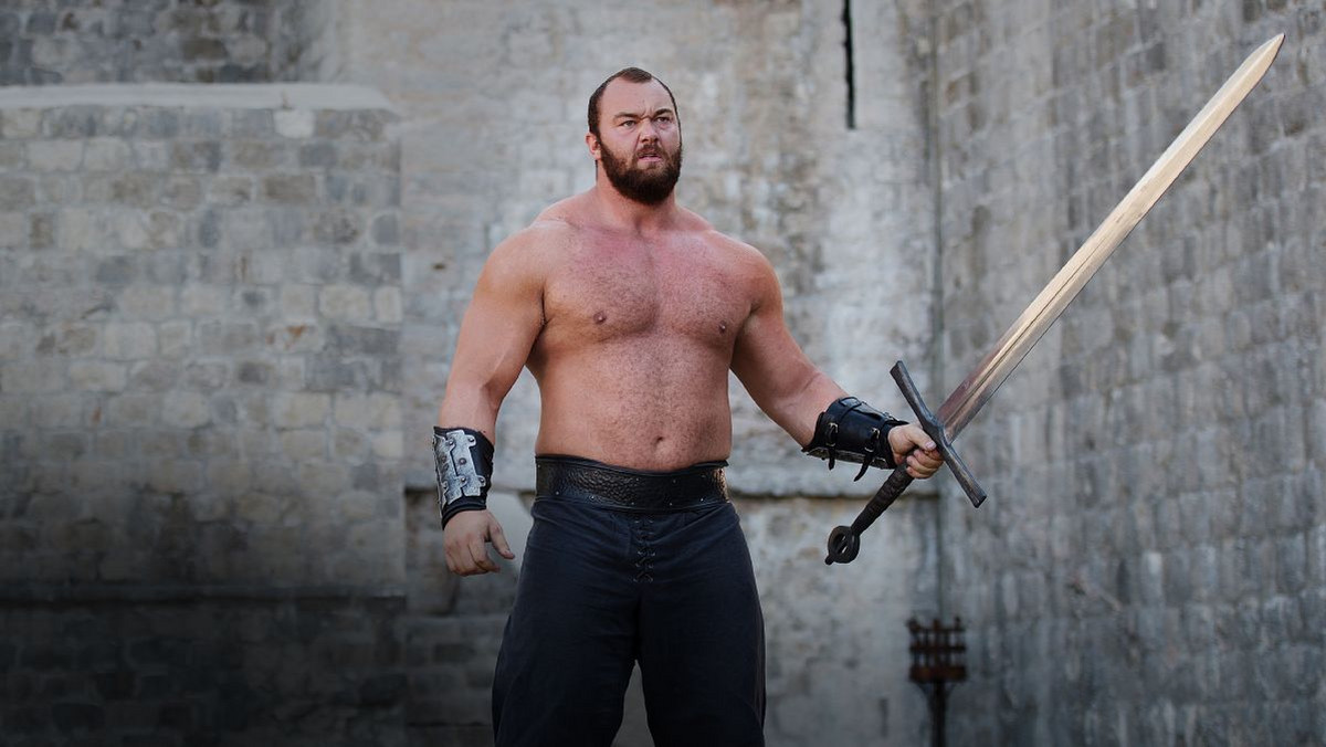 Hafthor Julius Bjornsson - "Góra" z Gry o Tron, to urodzony 28 listopada 1988 roku – to obecnie obecnie jeden z najlepszych islandzkich zawodników dyscypliny strongman. Siłacz pochodzący z miejscowości Reykjavik rozpoczął swoją sportową przygodę od gry w kosza, do której miał naprawdę dobre warunki.