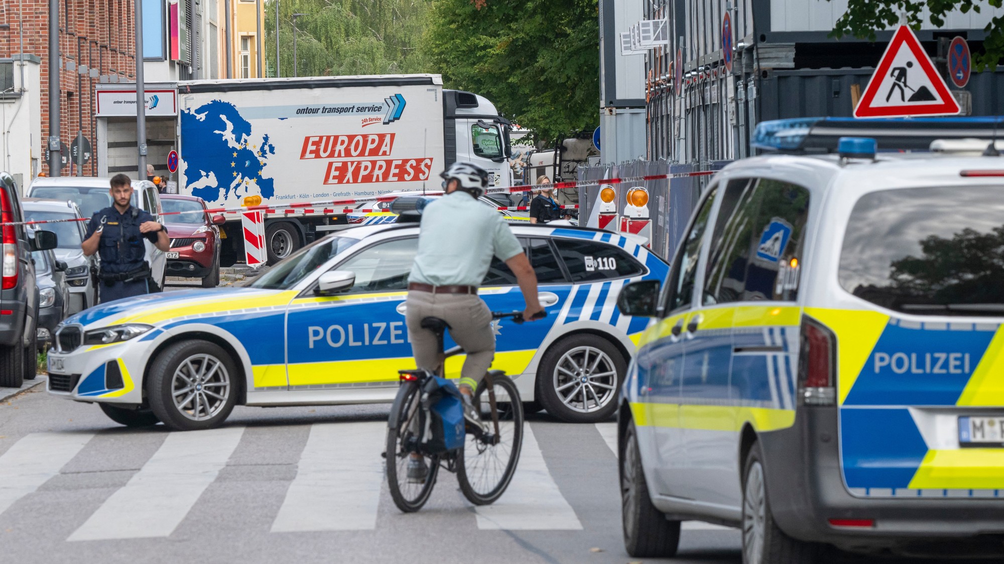 Nemecká polícia vyšetruje podpaľačský útok neďaleko centrály technologickej spoločnosti Rohde & Schwarz.