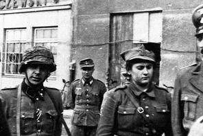 Niemiecka fotografia przedstawiająca wzięcie do niewoli Pauliny Podgórskiej we wrześniu 1944 r. na Cyplu Czerniakowskim
