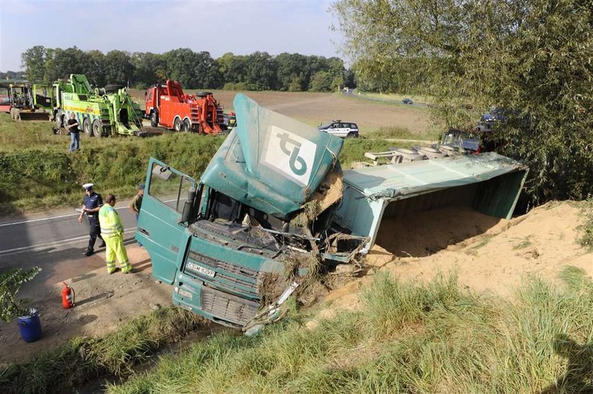 Tir pełen piachu wypadł z drogi