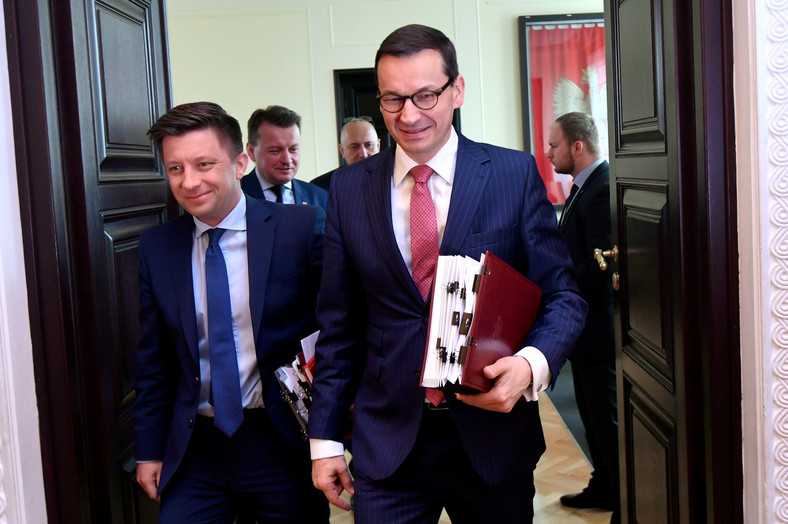 Michał Dworczyk i premier Mateusz Morawiecki podczas posiedzenia Rady Ministrów. 