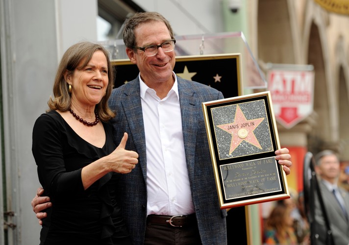 Młodsze rodzeństwo Janis – Laura i Michael Joplin podczas odsłonięcia jej gwiazdy w hollywoodzkiej Alei Sław (11.04.2013)