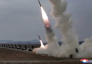 Fotografija koju je obezbedila severnokorejska vlada prikazuje probno paljenje višecevnih sistema za lansiranje raketa, na neotkrivenom mestu u Severnoj Koreji 