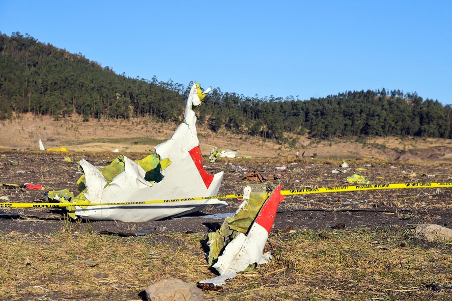 Szczątki Boeinga 737 MAX 8 linii Ethiopian na miejscu katastrofy. Samolot rozbił się kilka minut po starcie z lotniska w Addis Abebie