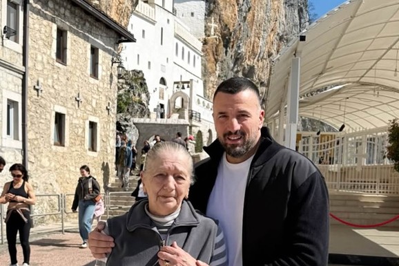 (FOTO) "NE MOGU SINE..." Vladimir Tomović rasplakao javnost emotivnom slikom sa majkom sa Ostroga: "Čuvajte roditelje dok su živi"