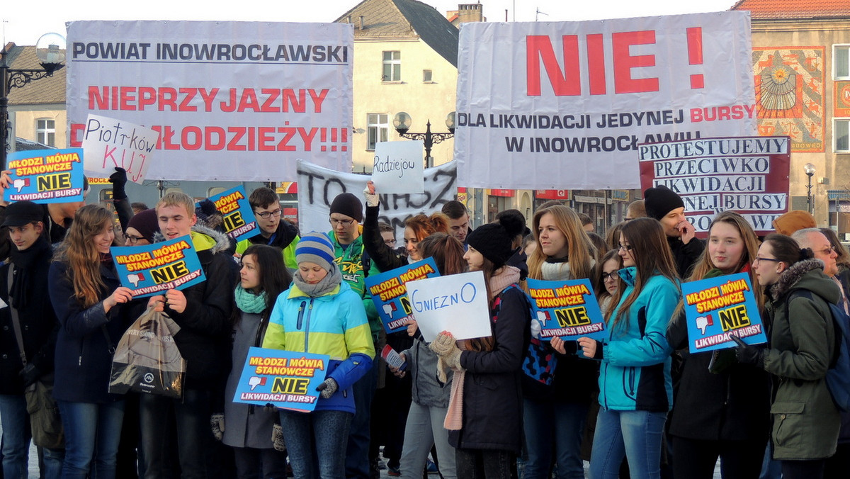 Kilkaset osób wzięło udział w proteście przeciwko likwidacji Bursy nr 1 w Inowrocławiu. Oprócz uczniów, ich rodziców i wychowawców udział w proteście wzięli udział również radni powiatu inowrocławskiego.