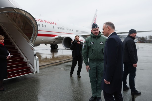 Andrzej Duda przed wejściem na pokład samolotu na lotnisku w Warszawie, 11.03.2024