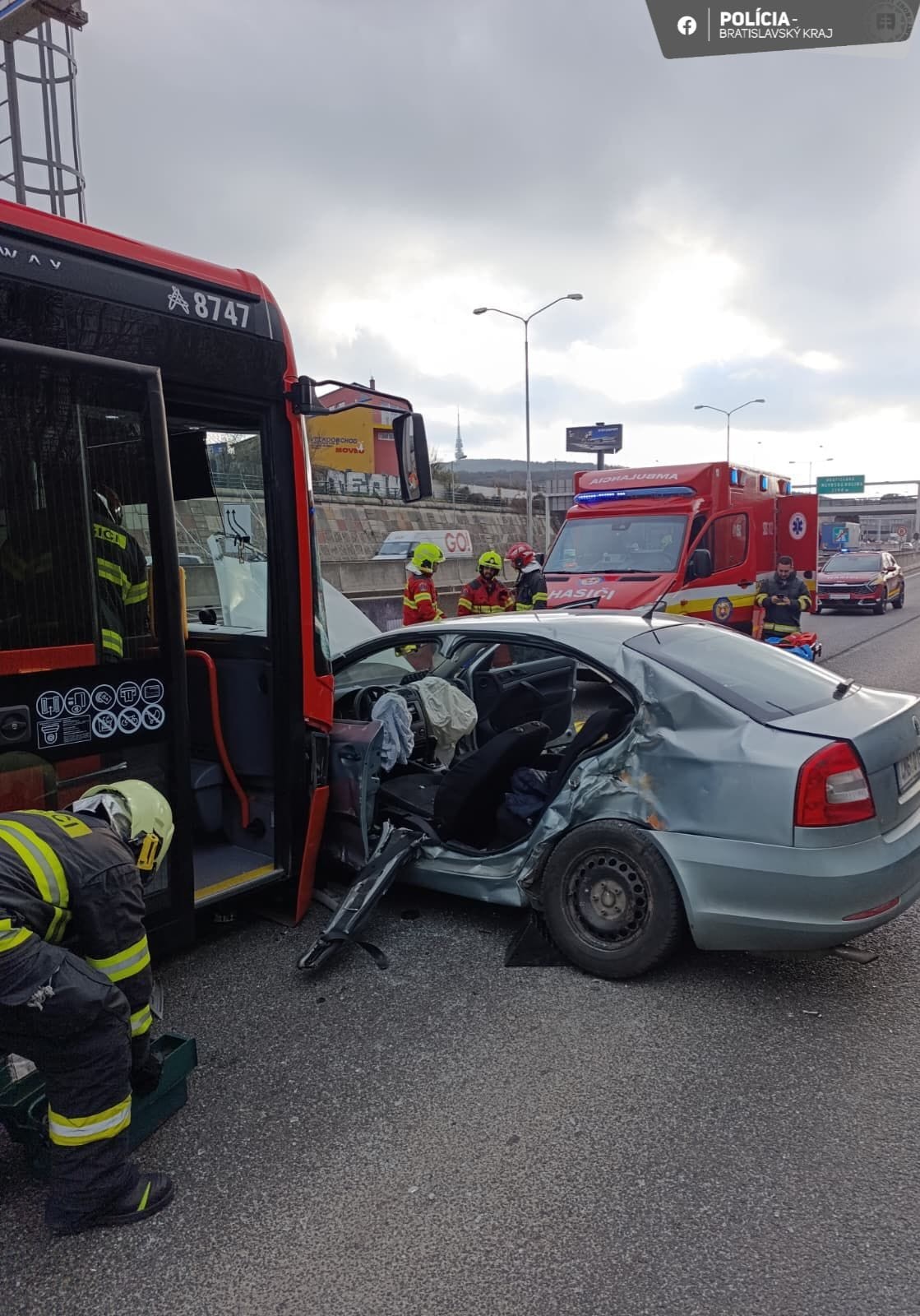 Zrážka s autobusom uväznila vodiča v aute na vjazde do Bratislavy. 
