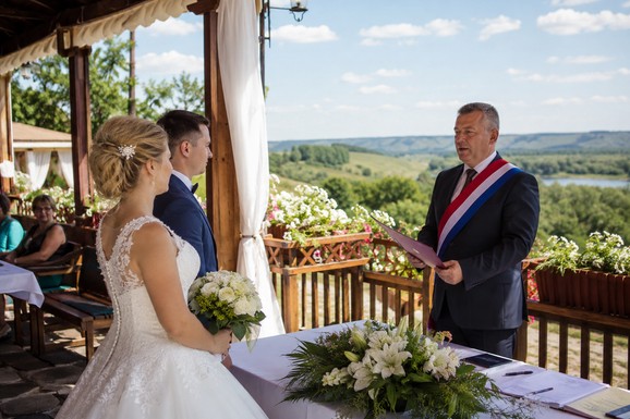 SRBI SADA ANGAŽUJU I LAŽNE MATIČARE! Na prvi pogled, ideja da se prekrstiš, ali kada malo bolje razmisliš... Evo ko i zašto ih angažuje