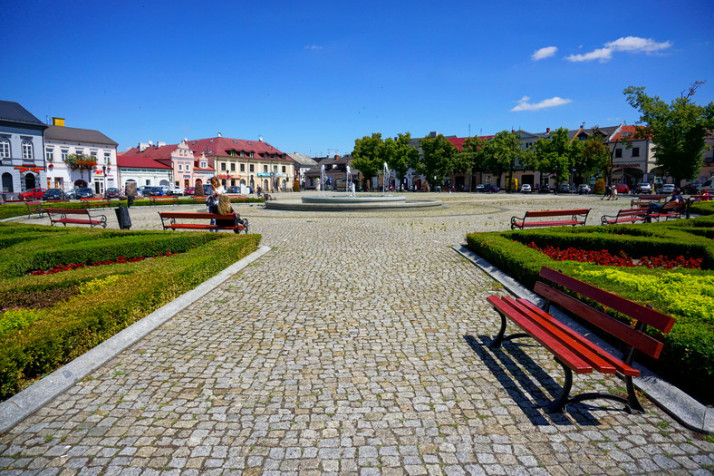Nowy rynek w Łowiczu to chętnie wybierane miejsce przez turystów