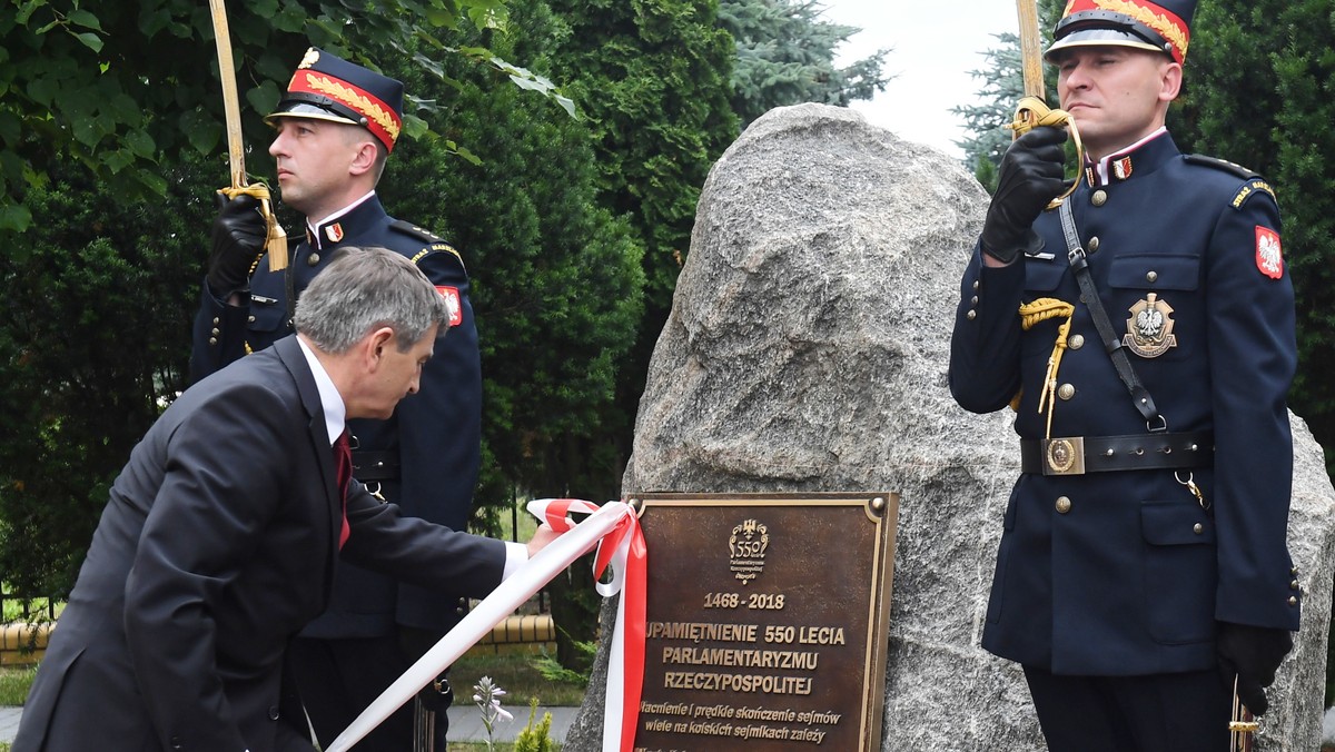 Marszałek Sejmu Marek Kuchciński odsłonił dziś tablicę upamiętniającą 550-lecie parlamentaryzmu Rzeczypospolitej w miejscowości Kole (woj. wielkopolskie).  Między XV a XVIII w. miasto było miejscem sejmików generalnych prowincji wielkopolskiej, poprzedzających sejmy walne.