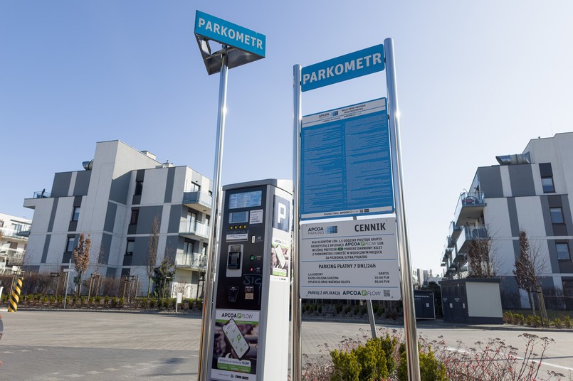 Na parkingach przy sklepach takich jak Biedronka czy Lidl coraz częściej można spotkać parkometry