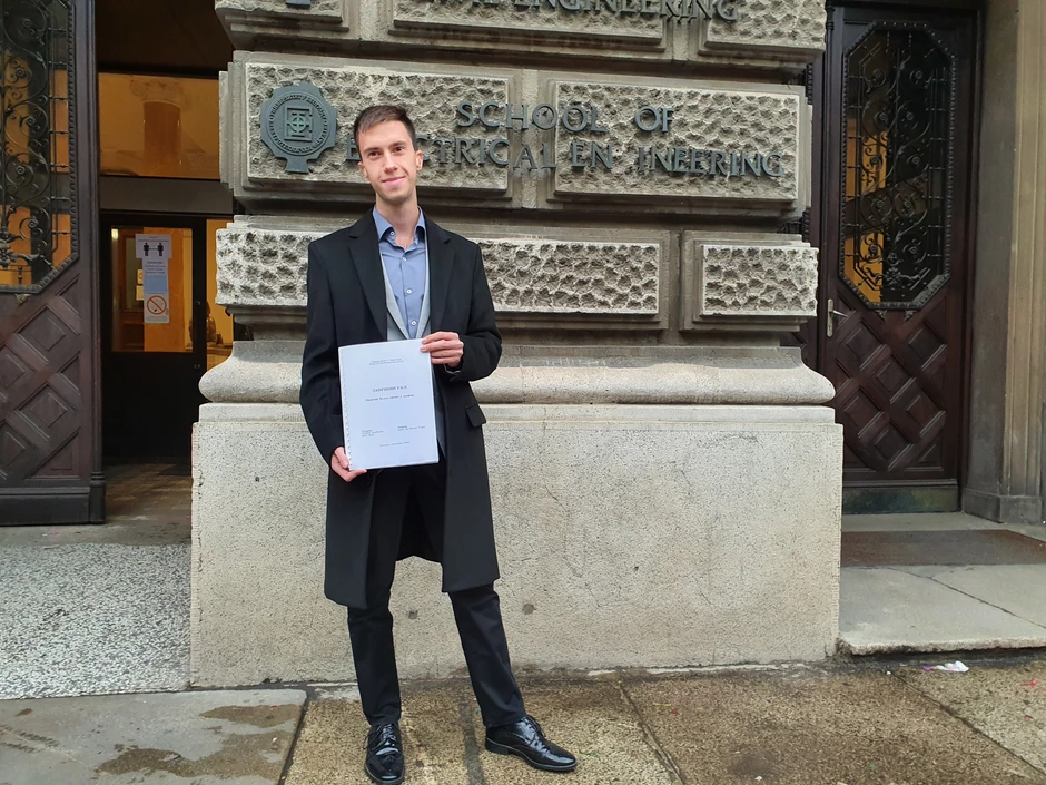 U ovom trenutku diplome još uvek nisu izrađene, ali nam je Stefan poslao fotografiju sa diplomskim radom