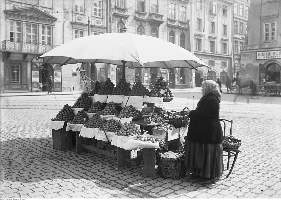 Stragan z owocami na Małym Rynku, Kraków, 1927 r.