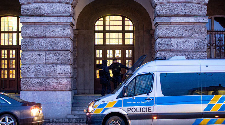 A prágai Károly Egyetem bölcsészkarának épülete előtt rendőrök 2023. december 22-én, miután az előző nap az egyik hallgató lövöldözött az épületben, és tizennégy embert megölt, huszonötöt megsebesített. A támadó is életét vesztette, de egyelőre nem tudni, hogyan. Fotó: MTI/EPA/Martin Divisek