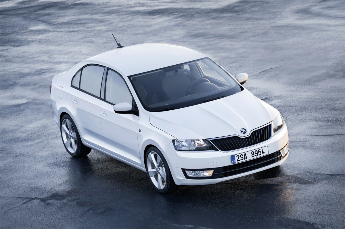 Škoda Rapid ŠKODA Rapid, idealnie uzupełnia dotychczasową gamę modeli, wpasowując się pomiędzy Fabię oraz Octavię. Pomimo kompaktowych wymiarów zewnętrznych wygodnie i komfortowo podróżować tu może aż pięciu pasażerów. Rekord w segmencie ustanawia pojemność bagażnika wynosząca aż 550 litrów! Rapid oferowany będzie w Polsce w pięciu ekonomicznych wersjach silnikowych. Ceny zaczynają się od 43 860 zł.