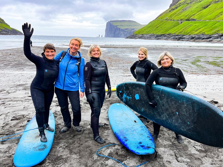 Martyna Wojciechowska i początkujące surferki