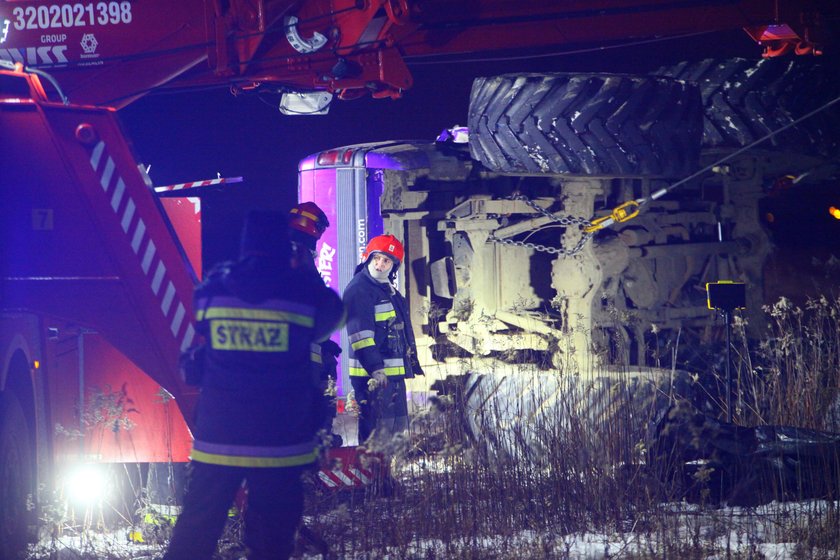 Monster truck dachował. W środku zakleszczeni ludzie