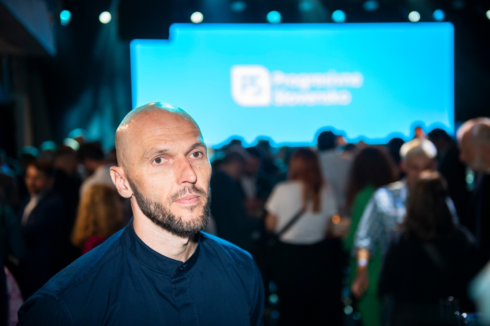 Podpredseda hnutia Progresívne Slovensko (PS) Michal Truban odpovedá na otázky novinárov po zverejnení výsledkov exit pollu počas volebnej noci v centrále hnutia v Bratislave.