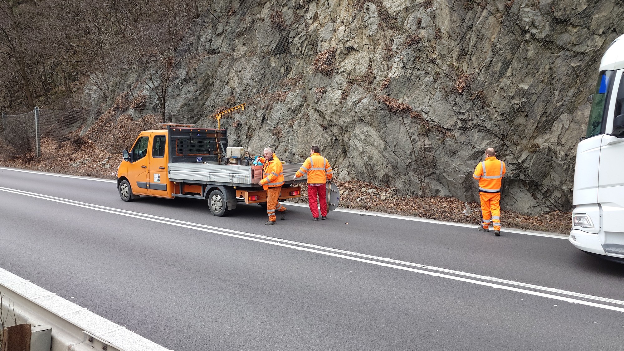 Poškodená vozovka po páde skál na ceste I/18 v katastrálnom území Strečna.