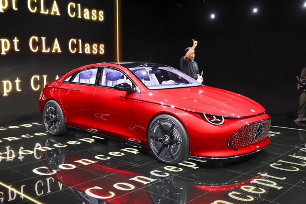 Pojazd elektryczny Mercedes-Benz Concept klasy CLA przed Salonem Motoryzacyjnym w Monachium 3 września.