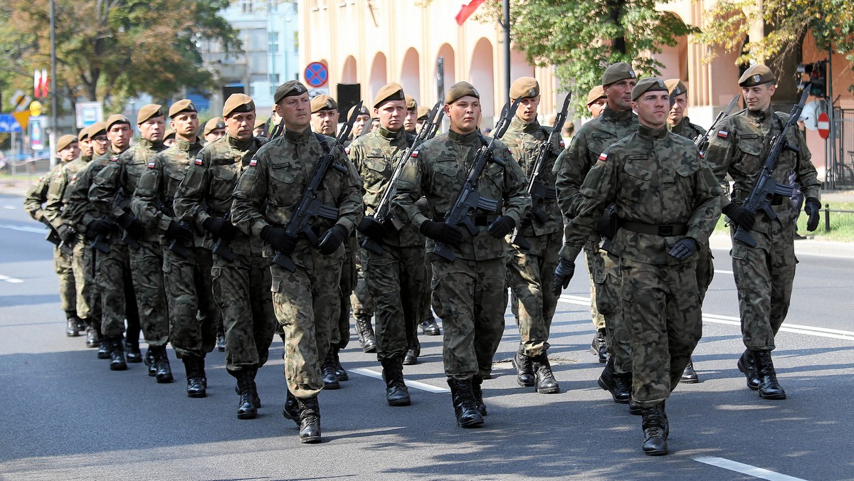 Liczebność Wojsk Obrony Terytorialnej miała wynosić w przyszłym roku ponad 31 tys. osób. Okazuje się jednak, że będzie ich tylko 17 tys. - informuje dzisiejszy "Dziennik Gazeta Prawna".