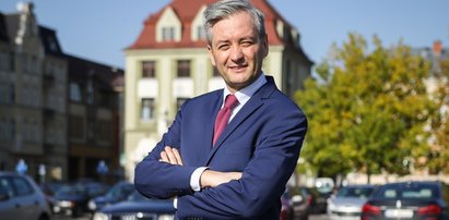 Biedroń kontra narodowiec w koszulce „zakaz pedałowania”. Finał zaskakuje