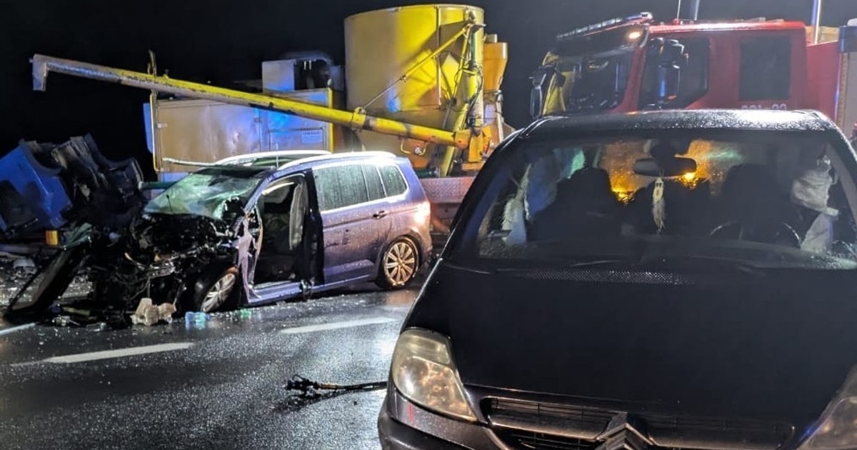 Auto jechało wprost na ciężarówkę. Miazga. Tyle zostało z przodu osobówki