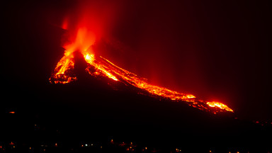 Ruch lotniczy na La Palmie przywrócony pomimo nasilenia się erupcji wulkanu