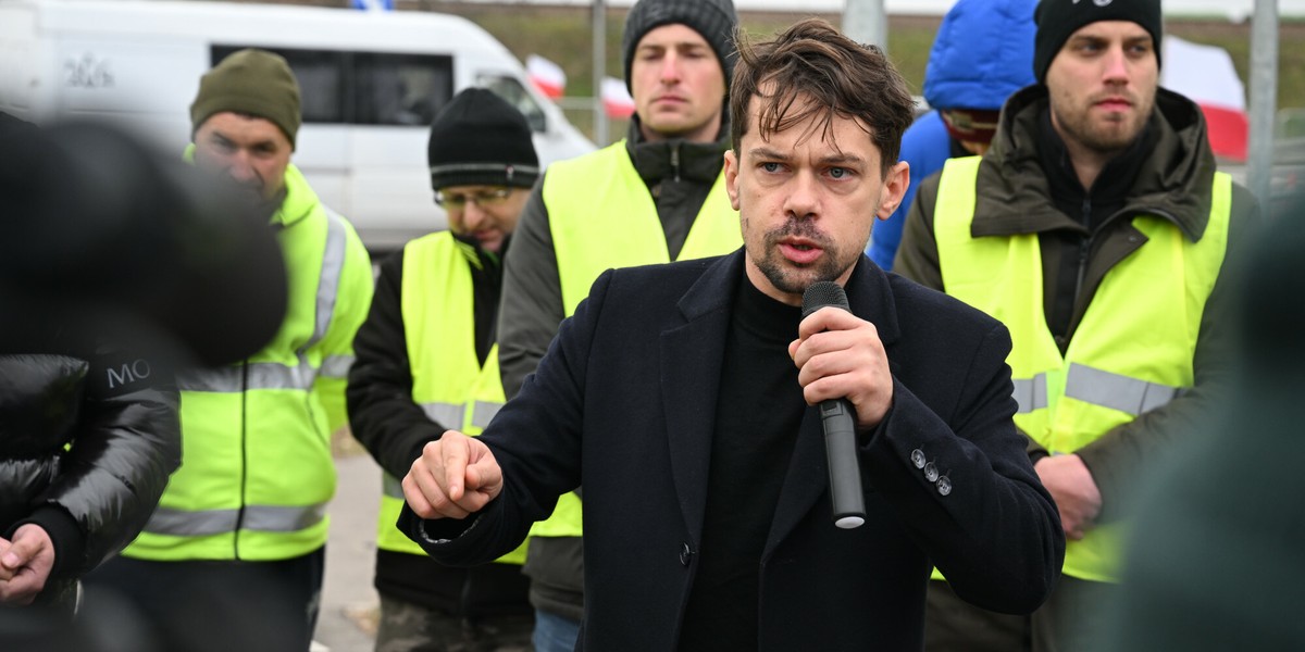 Lider Agrounii Michał Kołodzejczak podczas protestu przewoźników na polsko-ukraińskim przejściu granicznym w Medyce. 23 listopada 2023 r.