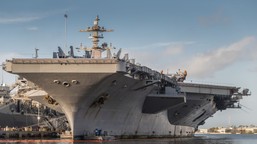 iran twierdzi, że trafił uss abraham lincoln. cztery pociski trafiły w