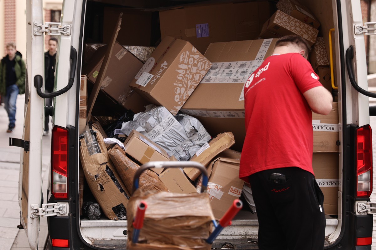 Firmy kurierskie zwiększają zatrudnienie o 30 proc. Urlopy w tym czasie nie wchodzą w grę
