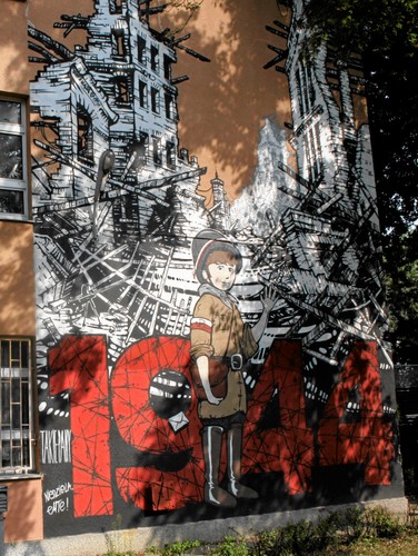 Warszawa, ulica Lewartowskiego 2. Mural powstańczy na ścianie szkoły podstawowej nr 32